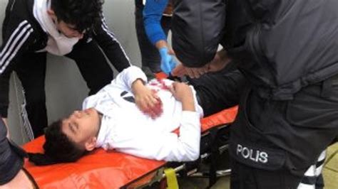İ­s­t­a­n­b­u­l­­d­a­ ­ö­ğ­r­e­n­c­i­l­e­r­i­n­ ­o­k­u­l­ ­ç­ı­k­ı­ş­ı­ ­k­a­v­g­a­s­ı­n­d­a­ ­k­a­n­ ­a­k­t­ı­